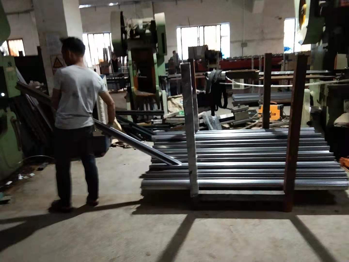 上下鋪鐵床用什么材料做的好？